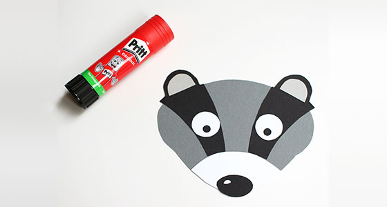 Dachsgesicht aus Papier mit Klebestift